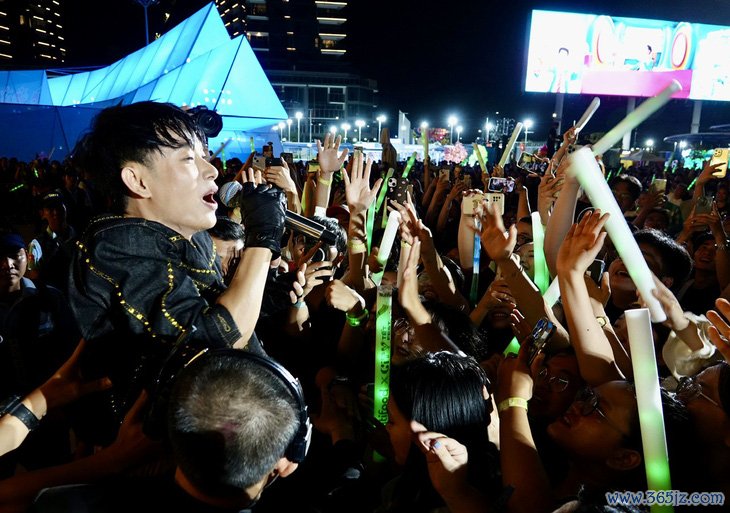 Trúc Nhân， Karik， MONO chiêu đãi khán giả City Tết Fest hàng loạt bản hit - Ảnh 2.